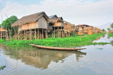 Burma 'nın Shan ilindeki Inle Gölü' ne (şimdiki Myanmar) yerleşik köyler inşa edildi.)