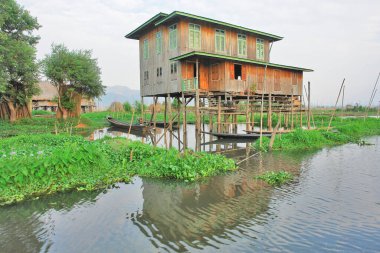 Burma 'nın Shan ilindeki Inle Gölü' ne (şimdiki Myanmar) yerleşik köyler inşa edildi.)