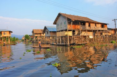 Burma 'nın Shan ilindeki Inle Gölü' ne (şimdiki Myanmar) yerleşik köyler inşa edildi.)