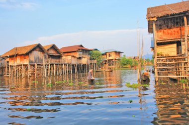 Burma 'nın Shan ilindeki Inle Gölü' ne (şimdiki Myanmar) yerleşik köyler inşa edildi.)