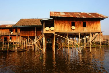 Burma 'nın Shan ilindeki Inle Gölü' ne (şimdiki Myanmar) yerleşik köyler inşa edildi.)