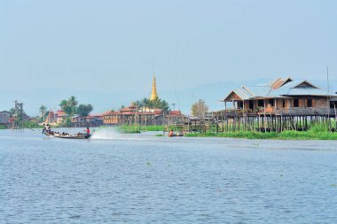 Burma 'nın Shan ilindeki Inle Gölü' ne (şimdiki Myanmar) yerleşik köyler inşa edildi.)