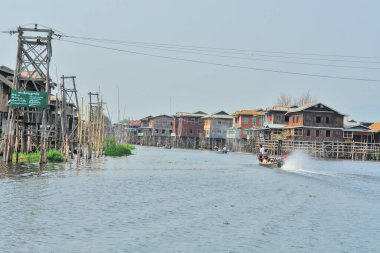 Burma 'nın Shan ilindeki Inle Gölü' ne (şimdiki Myanmar) yerleşik köyler inşa edildi.)