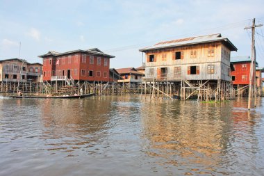 Burma 'nın Shan ilindeki Inle Gölü' ne (şimdiki Myanmar) yerleşik köyler inşa edildi.)