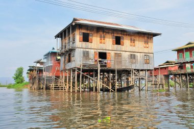 Burma 'nın Shan ilindeki Inle Gölü' ne (şimdiki Myanmar) yerleşik köyler inşa edildi.)