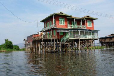 Burma 'nın Shan ilindeki Inle Gölü' ne (şimdiki Myanmar) yerleşik köyler inşa edildi.)
