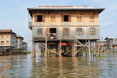 Burma 'nın Shan ilindeki Inle Gölü' ne (şimdiki Myanmar) yerleşik köyler inşa edildi.)