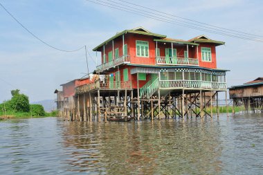 Burma 'nın Shan ilindeki Inle Gölü' ne (şimdiki Myanmar) yerleşik köyler inşa edildi.)