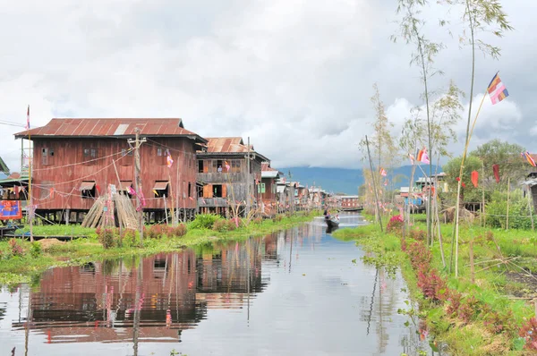 Burma 'nın Shan ilindeki Inle Gölü' ne (şimdiki Myanmar) yerleşik köyler inşa edildi.)
