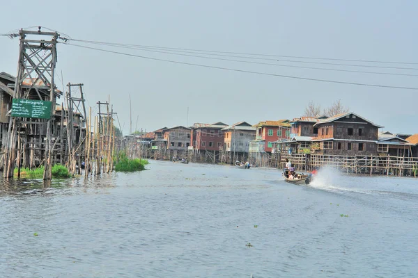 Burma 'nın Shan ilindeki Inle Gölü' ne (şimdiki Myanmar) yerleşik köyler inşa edildi.)