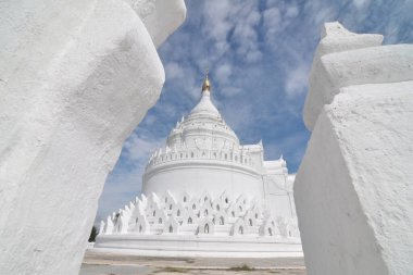 Hsinbyume Pagoda, Mingun 'un Myatheindan Pagoda' sı olarak da bilinir, Myanmar 'ın Sagaing bölgesinde, Irrawaddy Nehri' nin batı kıyısında..
