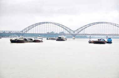 Irrawaddy Köprüsü (Yadanabon) ayrıca Ayeyarwady Köprüsü, Yadanabon Köprüsü, Yadanar Pone Köprüsü veya Mandalay, Myanmar 'daki Irrawaddy Nehri' ni geçen Yeni Ava Köprüsü.