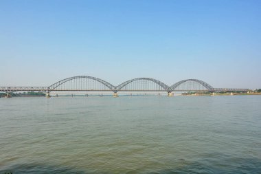 Irrawaddy Köprüsü (Yadanabon) ayrıca Ayeyarwady Köprüsü, Yadanabon Köprüsü, Yadanar Pone Köprüsü veya Mandalay, Myanmar 'daki Irrawaddy Nehri' ni geçen Yeni Ava Köprüsü.