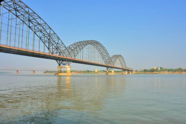 Irrawaddy Köprüsü (Yadanabon) ayrıca Ayeyarwady Köprüsü, Yadanabon Köprüsü, Yadanar Pone Köprüsü veya Mandalay, Myanmar 'daki Irrawaddy Nehri' ni geçen Yeni Ava Köprüsü.