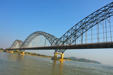Irrawaddy Köprüsü (Yadanabon) ayrıca Ayeyarwady Köprüsü, Yadanabon Köprüsü, Yadanar Pone Köprüsü veya Mandalay, Myanmar 'daki Irrawaddy Nehri' ni geçen Yeni Ava Köprüsü.
