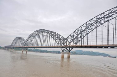 Irrawaddy Köprüsü (Yadanabon) ayrıca Ayeyarwady Köprüsü, Yadanabon Köprüsü, Yadanar Pone Köprüsü veya Mandalay, Myanmar 'daki Irrawaddy Nehri' ni geçen Yeni Ava Köprüsü.
