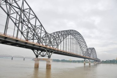 Irrawaddy Köprüsü (Yadanabon) ayrıca Ayeyarwady Köprüsü, Yadanabon Köprüsü, Yadanar Pone Köprüsü veya Mandalay, Myanmar 'daki Irrawaddy Nehri' ni geçen Yeni Ava Köprüsü.