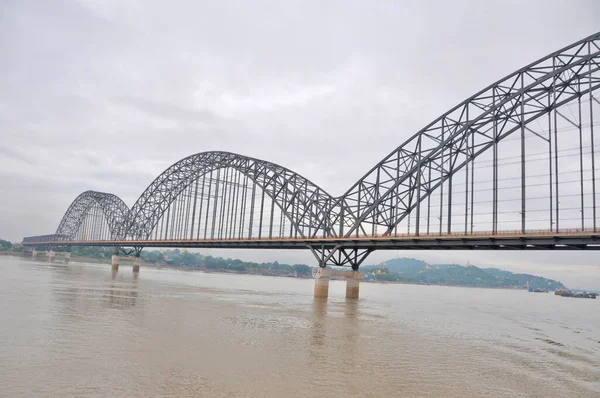 Irrawaddy Köprüsü (Yadanabon) ayrıca Ayeyarwady Köprüsü, Yadanabon Köprüsü, Yadanar Pone Köprüsü veya Mandalay, Myanmar 'daki Irrawaddy Nehri' ni geçen Yeni Ava Köprüsü.