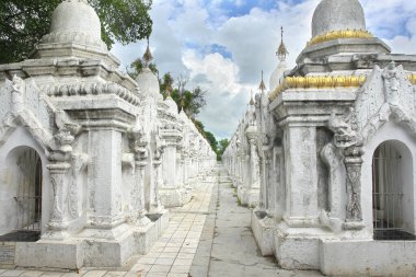 Kuthodaw Pagoda ve resmi adı Mahalawka Marazein Budist stupası, Mandalay 'da yer alan ve Kral Mindon ve Myanmar döneminde inşa edilmiş dünyanın en büyük kitabı.