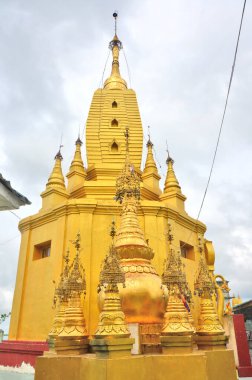 Popa Dağı, zirvede yer alan Budist manastırı Myanmar 'ın, Taung Kalat (kaidesel tepe) ile hareketsiz bir volkandır.