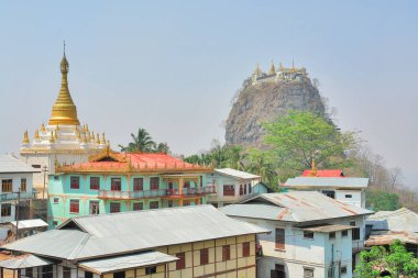 Popa Dağı, zirvede yer alan Budist manastırı Myanmar 'ın, Taung Kalat (kaidesel tepe) ile hareketsiz bir volkandır.