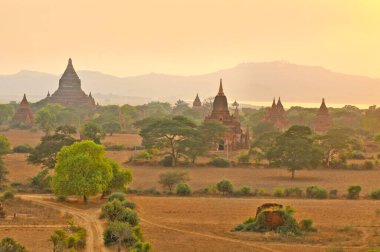 Bagan eski Pagan şehri ve Mandalay 'ın Myanmar Bölgesi' ndeki UNESCO Dünya Mirası Bölgesi 'nde yüzlerce Budist ahmak, pagoda ve yönetimle birlikte.