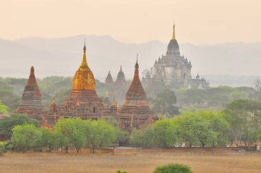 Bagan eski Pagan şehri ve Mandalay 'ın Myanmar Bölgesi' ndeki UNESCO Dünya Mirası Bölgesi 'nde yüzlerce Budist ahmak, pagoda ve yönetimle birlikte.