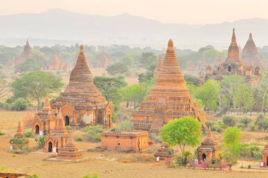 Bagan eski Pagan şehri ve Mandalay 'ın Myanmar Bölgesi' ndeki UNESCO Dünya Mirası Bölgesi 'nde yüzlerce Budist ahmak, pagoda ve yönetimle birlikte.