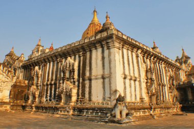 Bagan 'daki Ananda tapınağı eski Pagan antik kenti ve eskiden Burma' nın Mandalay Bölgesi 'nde bulunan UNESCO Dünya Mirasları Alanı' nda yüzlerce Budist taş, pagoda ve manastır bulunmaktadır.