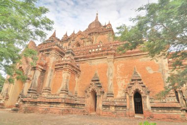 Bagan 'daki Htilominlo Tapınağı eski Pagan antik kenti ve eskiden Burma' nın Mandalay Bölgesi 'nde bulunan bir UNESCO Dünya Mirasları Alanı' nda yüzlerce Budist sersemliği, pagoda ve manastırı vardı.