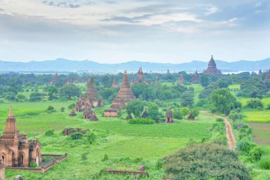 Eski Pagan şehri Bagan 'da gündoğumu ve eskiden Burma' nın Mandalay Bölgesi 'nde bulunan bir UNESCO Dünya Mirası Alanı' nda yüzlerce Budist stupası, pagoda ve yönetimle birlikte.