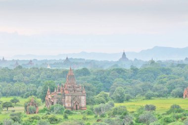 Eski Pagan şehri Bagan 'da gündoğumu ve eskiden Burma' nın Mandalay Bölgesi 'nde bulunan bir UNESCO Dünya Mirası Alanı' nda yüzlerce Budist stupası, pagoda ve yönetimle birlikte.