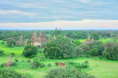 Eski Pagan şehri Bagan 'da günbatımı ve eskiden Burma' nın Mandalay Bölgesi 'nde bulunan bir UNESCO Dünya Mirası Alanı' nda yüzlerce Budist stupası, pagoda ve yönetimle birlikte.
