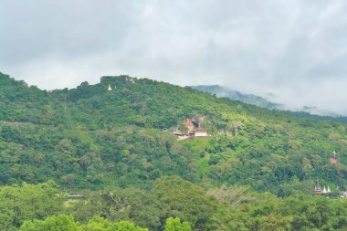 Pindaya Mağarası Budist hac alanı ve Burma 'nın Şah Eyaleti' nin Pindaya kenti yakınlarındaki Myelat bölgesinde bir kireçtaşı sırtı üzerinde yer alan bir turistik eğlence merkezi (Myanmar)