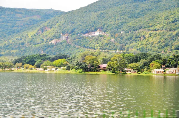 Pindaya Mağarası Budist hac alanı ve Burma 'nın Şah Eyaleti' nin Pindaya kenti yakınlarındaki Myelat bölgesinde bir kireçtaşı sırtı üzerinde yer alan bir turistik eğlence merkezi (Myanmar)