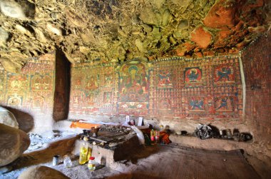 Kaya kesimi Budist Saspol Hindistan 'ın Ladakh kentindeki Alchi tapınaklarını boyadı.