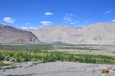 Nubra ya da Dumra Vadisi. Ladakh Vadisi 'nin kuzeydoğusunda üç kollu bir vadi.