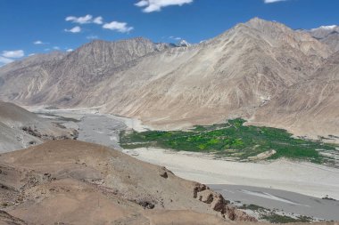 Nubra ya da Dumra Vadisi. Ladakh Vadisi 'nin kuzeydoğusunda üç kollu bir vadi.