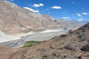 Nubra ya da Dumra Vadisi. Ladakh Vadisi 'nin kuzeydoğusunda üç kollu bir vadi.