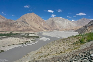 Nubra ya da Dumra Vadisi. Ladakh Vadisi 'nin kuzeydoğusunda üç kollu bir vadi.