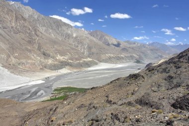 Nubra ya da Dumra Vadisi. Ladakh Vadisi 'nin kuzeydoğusunda üç kollu bir vadi.