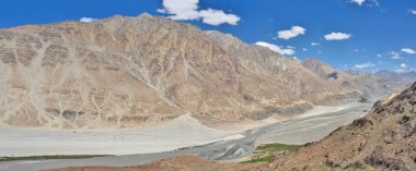 Nubra ya da Dumra Vadisi. Ladakh Vadisi 'nin kuzeydoğusunda üç kollu bir vadi.