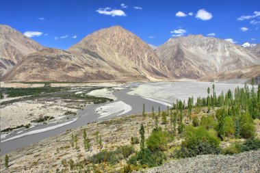 Nubra ya da Dumra Vadisi. Ladakh Vadisi 'nin kuzeydoğusunda üç kollu bir vadi.