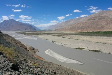 Nubra ya da Dumra Vadisi. Ladakh Vadisi 'nin kuzeydoğusunda üç kollu bir vadi.