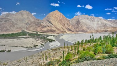 Nubra ya da Dumra Vadisi. Ladakh Vadisi 'nin kuzeydoğusunda üç kollu bir vadi.