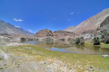 Nubra ya da Dumra Vadisi, kutsal Yarab-Tso Gölü ile. Ladakh Vadisi 'nin kuzeydoğusunda yer alan üç kollu bir vadi.