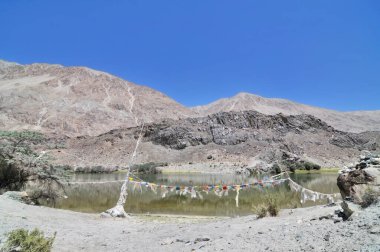 Nubra ya da Dumra Vadisi, kutsal Yarab-Tso Gölü ile. Ladakh Vadisi 'nin kuzeydoğusunda yer alan üç kollu bir vadi.