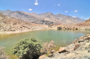 Nubra ya da Dumra Vadisi, kutsal Yarab-Tso Gölü ile. Ladakh Vadisi 'nin kuzeydoğusunda yer alan üç kollu bir vadi.