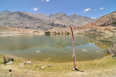 Nubra ya da Dumra Vadisi, kutsal Yarab-Tso Gölü ile. Ladakh Vadisi 'nin kuzeydoğusunda yer alan üç kollu bir vadi.