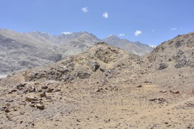Nubra ya da Dumra Vadisi, kutsal Yarab-Tso Gölü ile. Ladakh Vadisi 'nin kuzeydoğusunda yer alan üç kollu bir vadi.